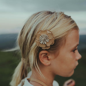Donsje Zara Fields Hairclip l Buttercup - Gold Metallic Nubuck