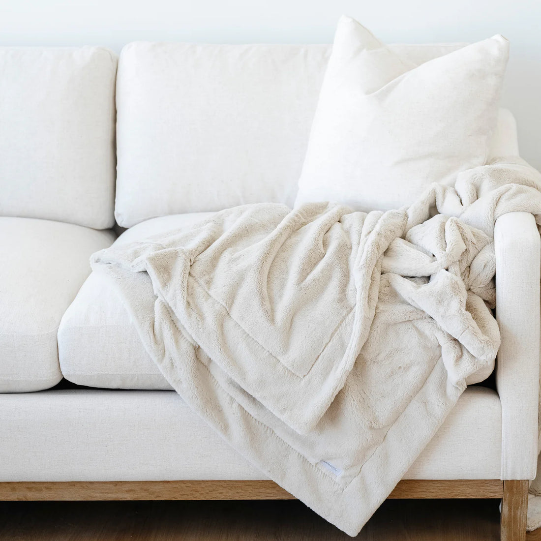 Saranoni Lush Throw Blankets - Buttermilk