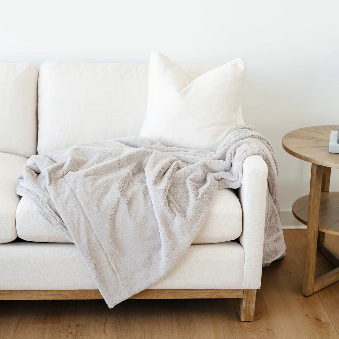 Saranoni Lush Throw Blankets - Feather