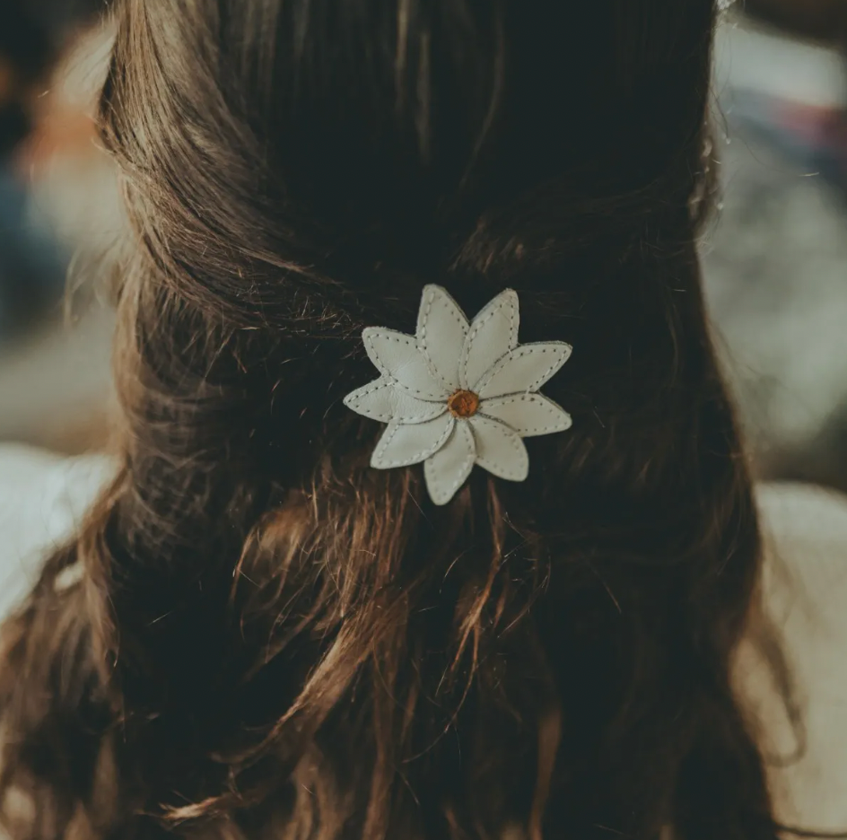 Donsje Zaza Fields Hairclip | Daisy - Off-White Leather