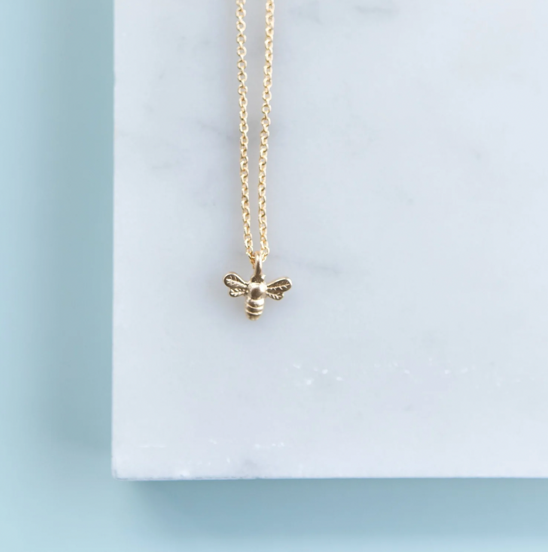 Helmsie Single Bee Necklace 18&quot;